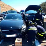 Bomberos Interviniendo para ayudar a los ocupantes de los vehículos que no podían abrir las puertas