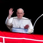 El Papa se asoma al balcón de San Pedro del Vaticano durante el rezo del Angelus del pasado domingo