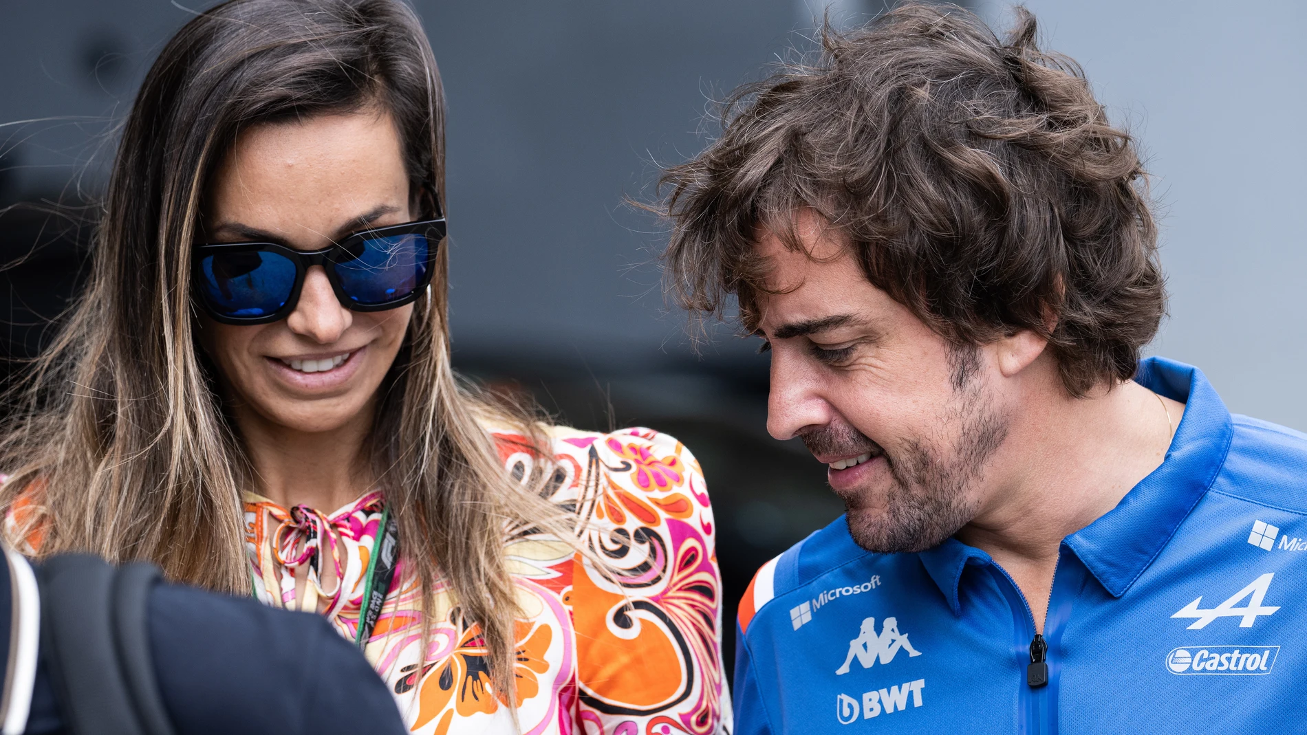 Fernando Alonso junto a la periodista Andrea Schlager