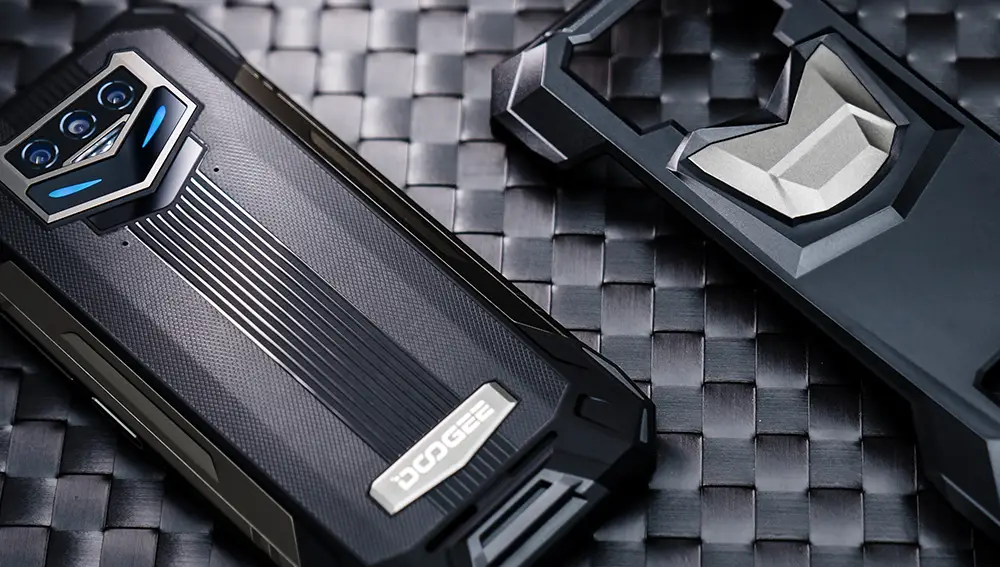 El Doogee S89 Pro viene con una carcasa, también "rugerizada", que aumenta su protección.