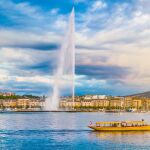 Panorámica de Ginebra desde el lago con la famosa fuente al fondo