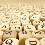 Cubos de madera con letras