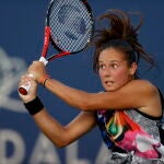 Daria Kasatkina golpea un revés a dos manos en el torneo de San José
