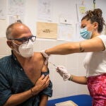 Un hombre recibe una dosis contra la viruela del mono en el centro municipal Edison, en París