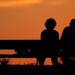 Una pareja de jubilados disfruta del atardecer en Alicante