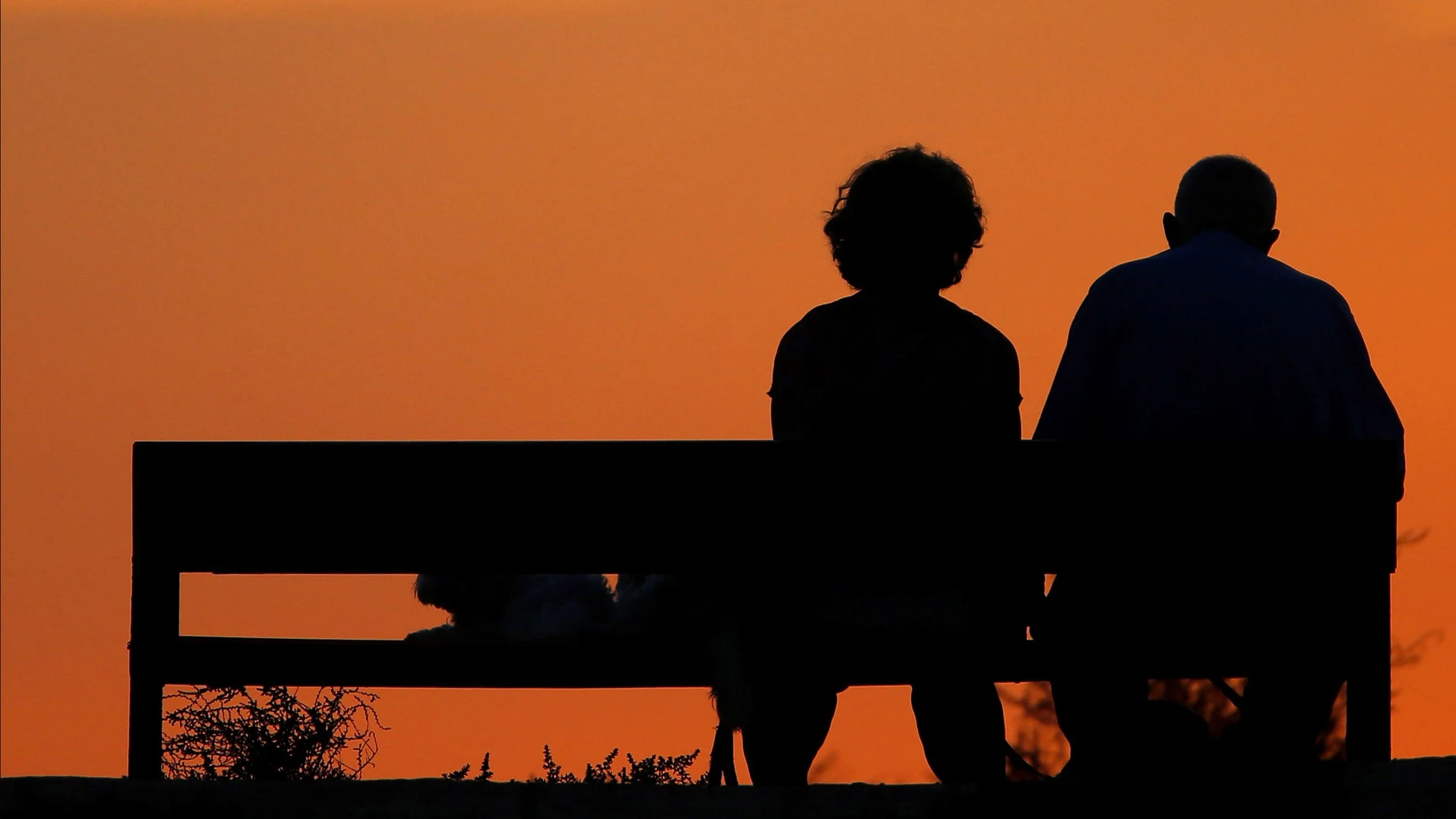 Una pareja de jubilados disfruta del atardecer en Alicante