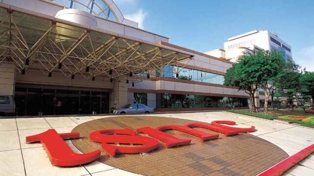 Exterior de una fábrica de semiconductores de TSMC en Taiwán.