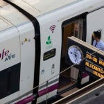 Un AVE estacionado en la estación Puerta de Atocha