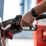 Imagen de archivo de una persona repostando gasolina