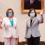 La portavoz de la Cámara de Representantes, Nancy Pelosi, y la presidenta de Taiwán, Tsai Ing Wen, en el palacio presidencial en Taipéi