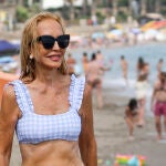 Carmen Lomana con bikini de cuadros.