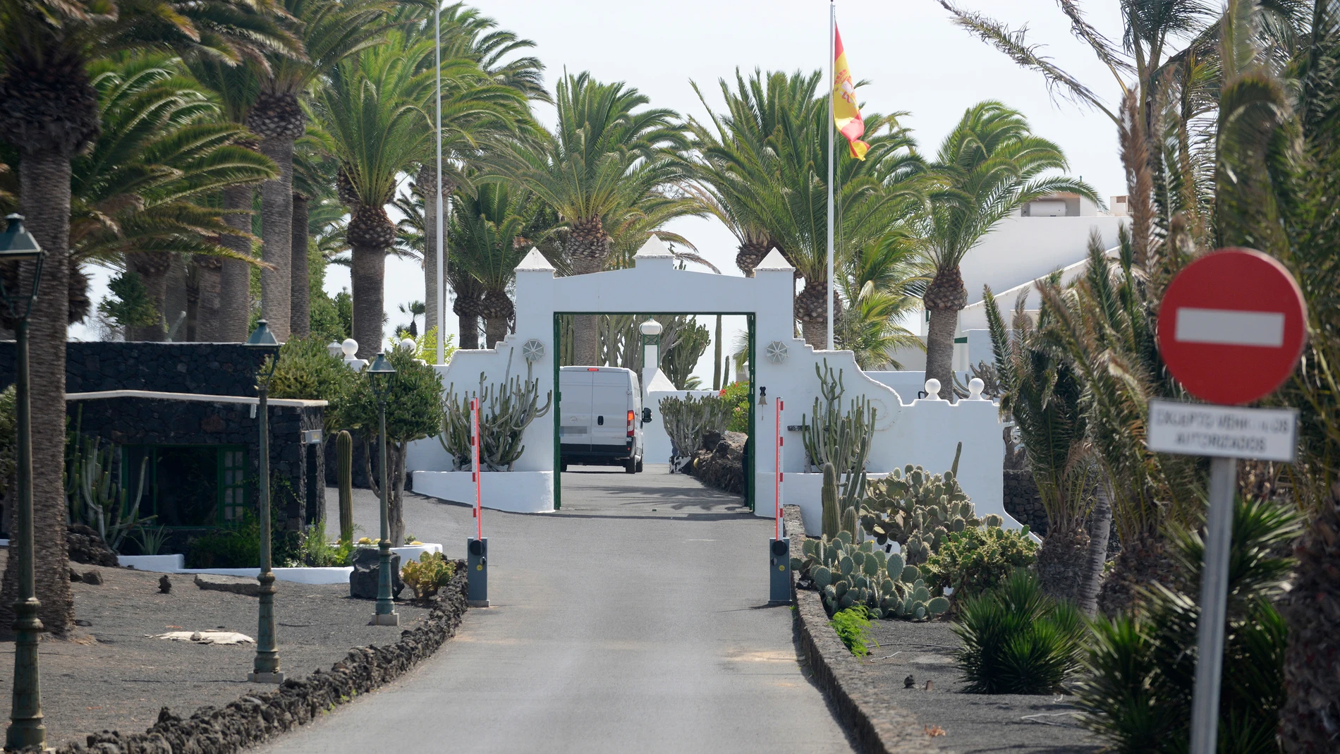 Entrada a la residencia de Lanzarote donde el presidente del Gobierno, Pedro Sánchez, ha pasado sus vacaciones