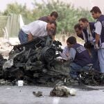 Guardias civiles examinan los restos del coche bomba utilizado por ETA en el atentado de Santa Pola en 2002