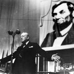 Winston Churchill, durante uno de sus discursos con la figura de Lincoln detrás