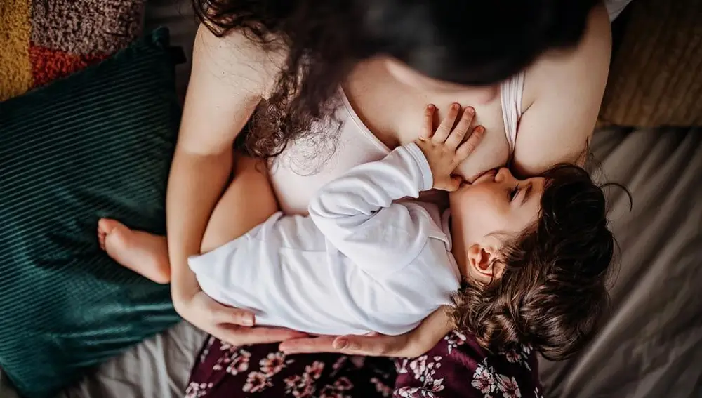 Una madre amamantando a su bebé