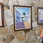 Una mujer se fija en uno de los cuadros de Paco Cantero.
