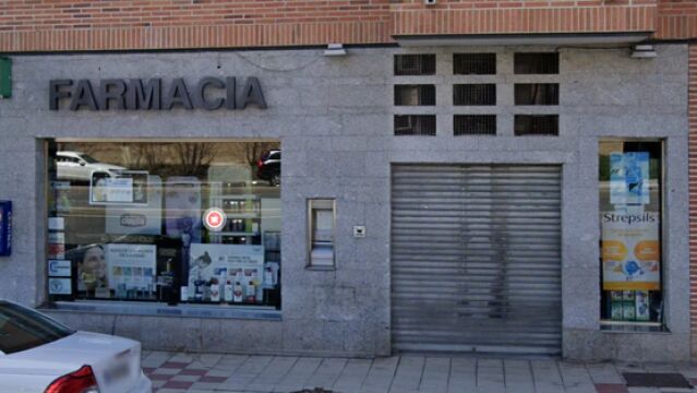 Exterior de la farmacia de Ávila que sufrió el ataque