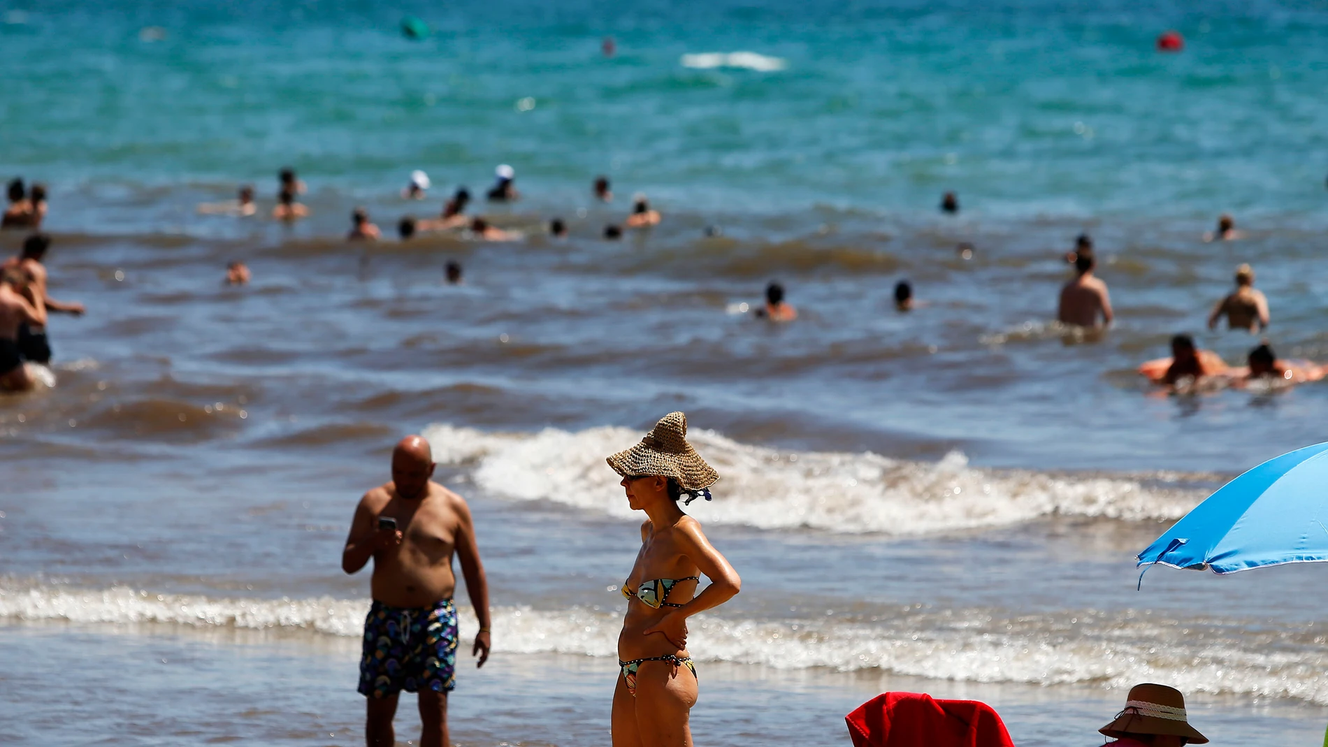 Cientos de turistas disfrutan del Sol y el mar en la playa del Postiguet de Alicante. Continúa la alerta Sanitaria en la Comunitat Valenciana por temperaturas diurnas extremas y noches por encima de los 25 grados
