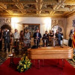 El féretro del científico valenciano Santiago Grisolía, en la capilla ardiente instalada en el Palau de la Generalitat, a 5 de agosto de 2022, en Valencia.