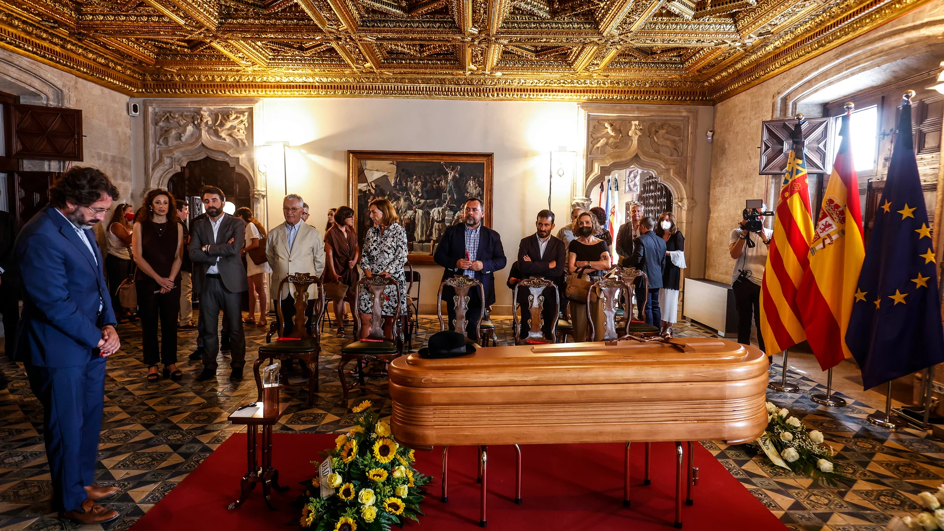 El féretro del científico valenciano Santiago Grisolía, en la capilla ardiente instalada en el Palau de la Generalitat, a 5 de agosto de 2022, en Valencia.