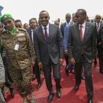 El Primer Ministro etíope Abiy Ahmed, en el centro, junto a su homólogo somalí, Hassan Sheikh Mohamud, en Mogadiscio.