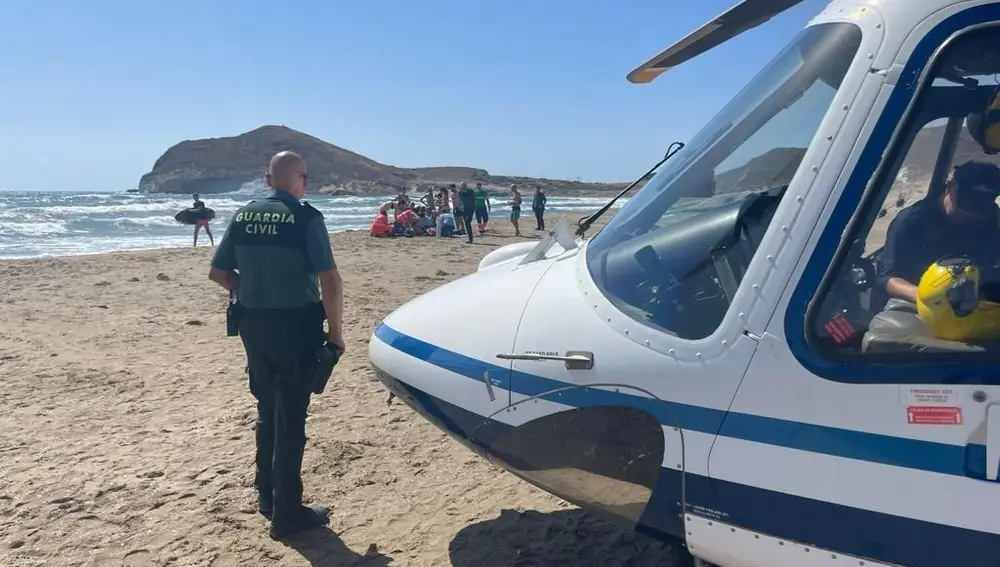 Equipos médicos y de la Guardia Civil atienden a un hombre fallecido en la playa de los Genoveses en Níjar (Almería). EUROPA PRESS