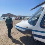 Equipos médicos y de la Guardia Civil atienden a un hombre fallecido en la playa de los Genoveses en Níjar (Almería). EUROPA PRESS