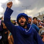 Un grupo de afganos protestan contra el ataque de EE UU que mató al líder de Al Qaeda en Kabul, este viernes