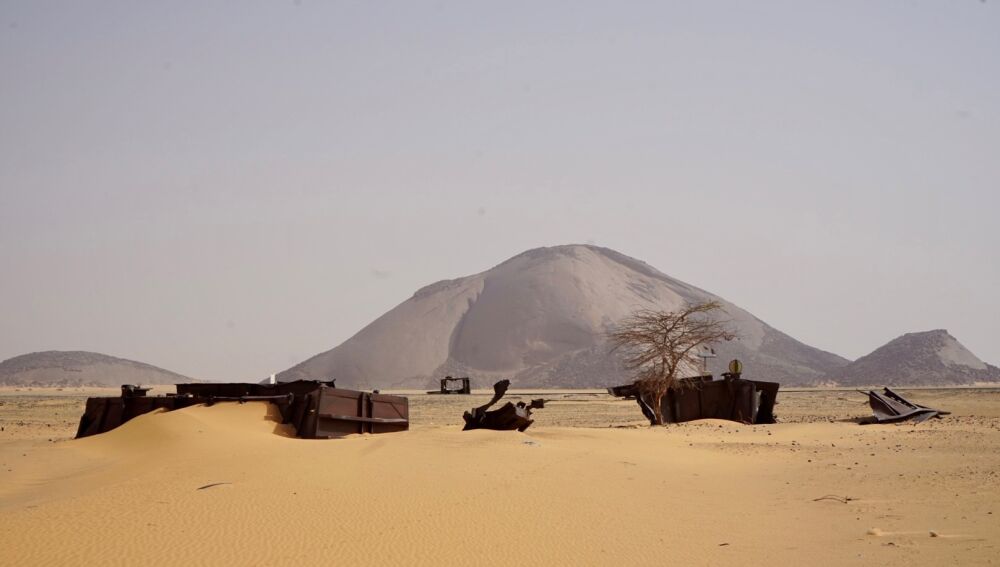 Vagones abandonados junto al monumento de Ben-Amira.