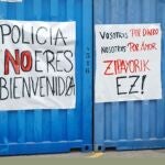 Pintadas contra la Ertzaina en las fiestas del barrio de Romo en Gecho.