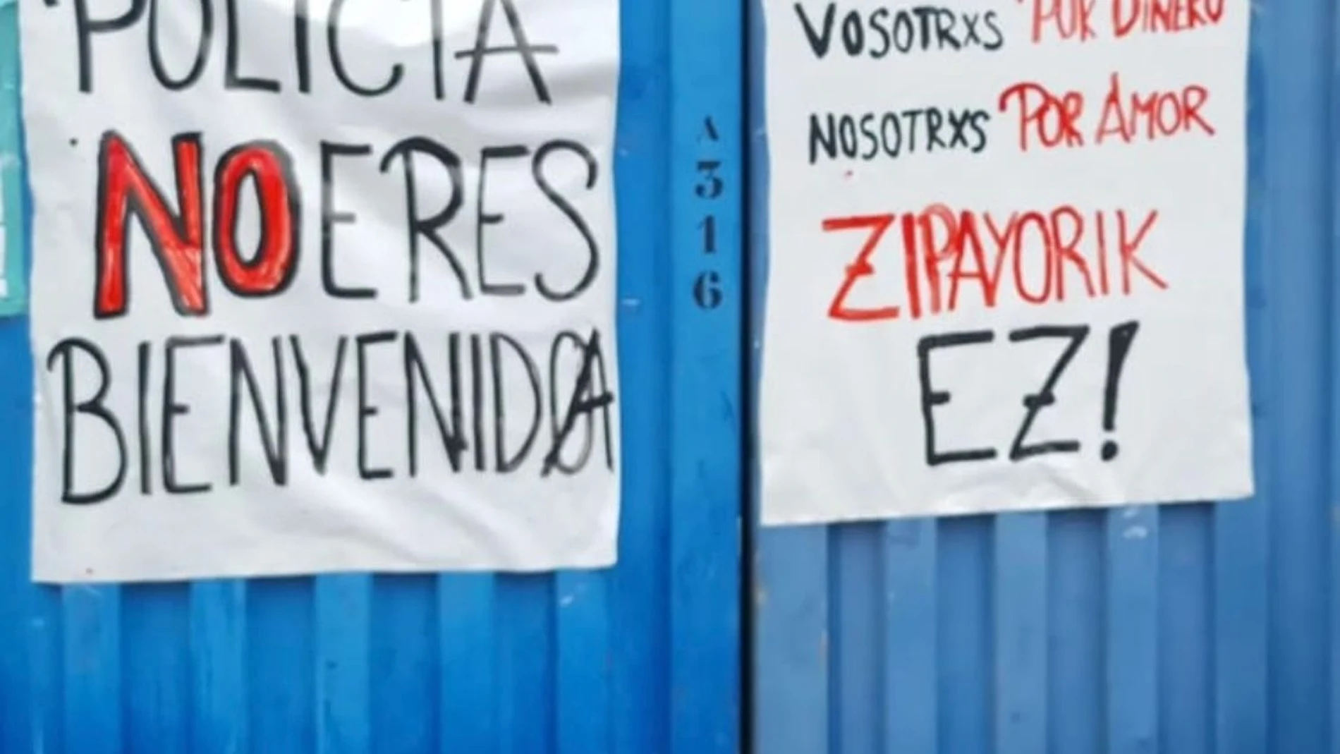 Pintadas contra la Ertzaina en las fiestas del barrio de Romo en Gecho.