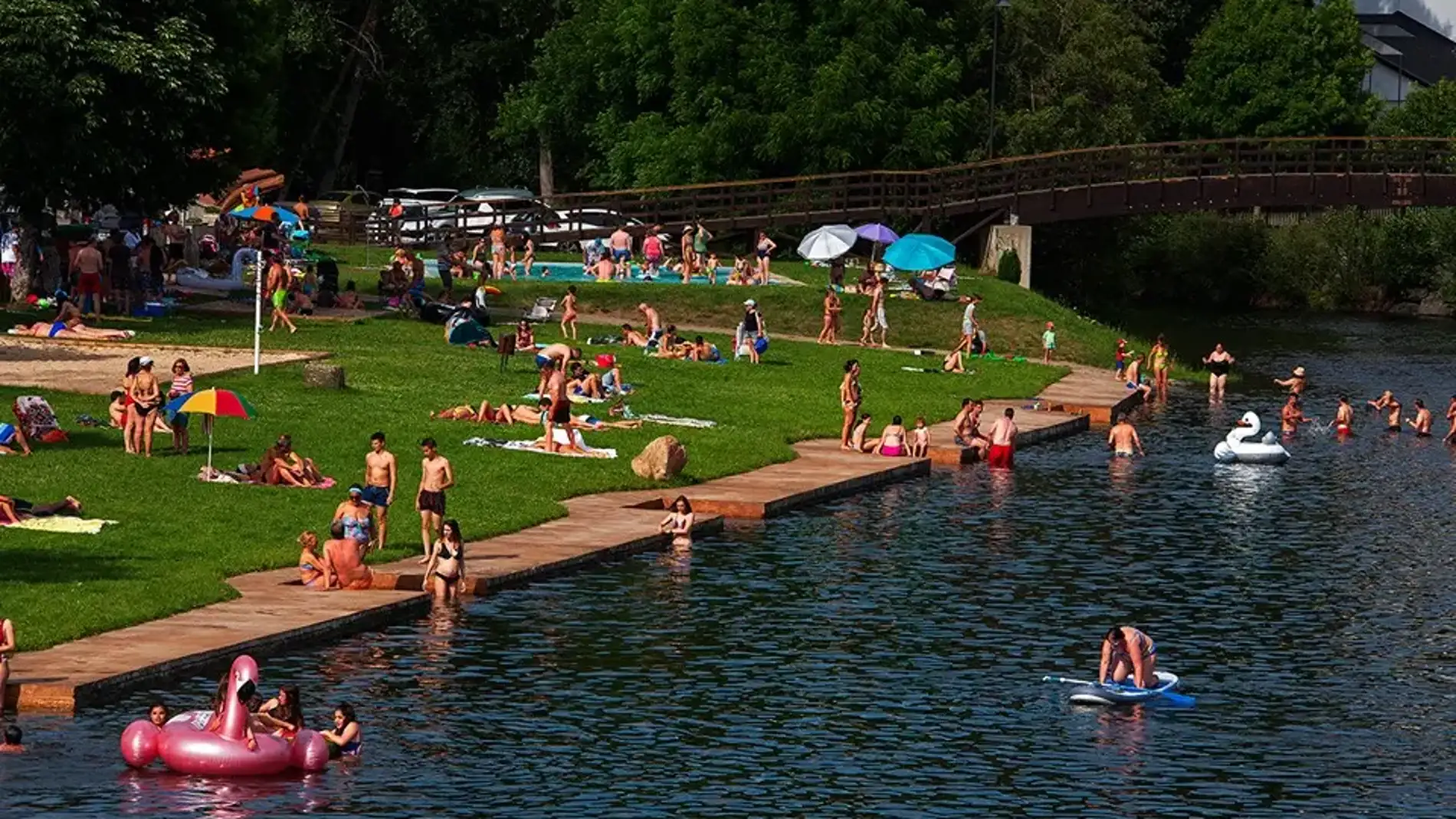 Playa fluvial en el río Cúa a su paso por Vega de Espinareda (León), en la comarca de El Bierzo