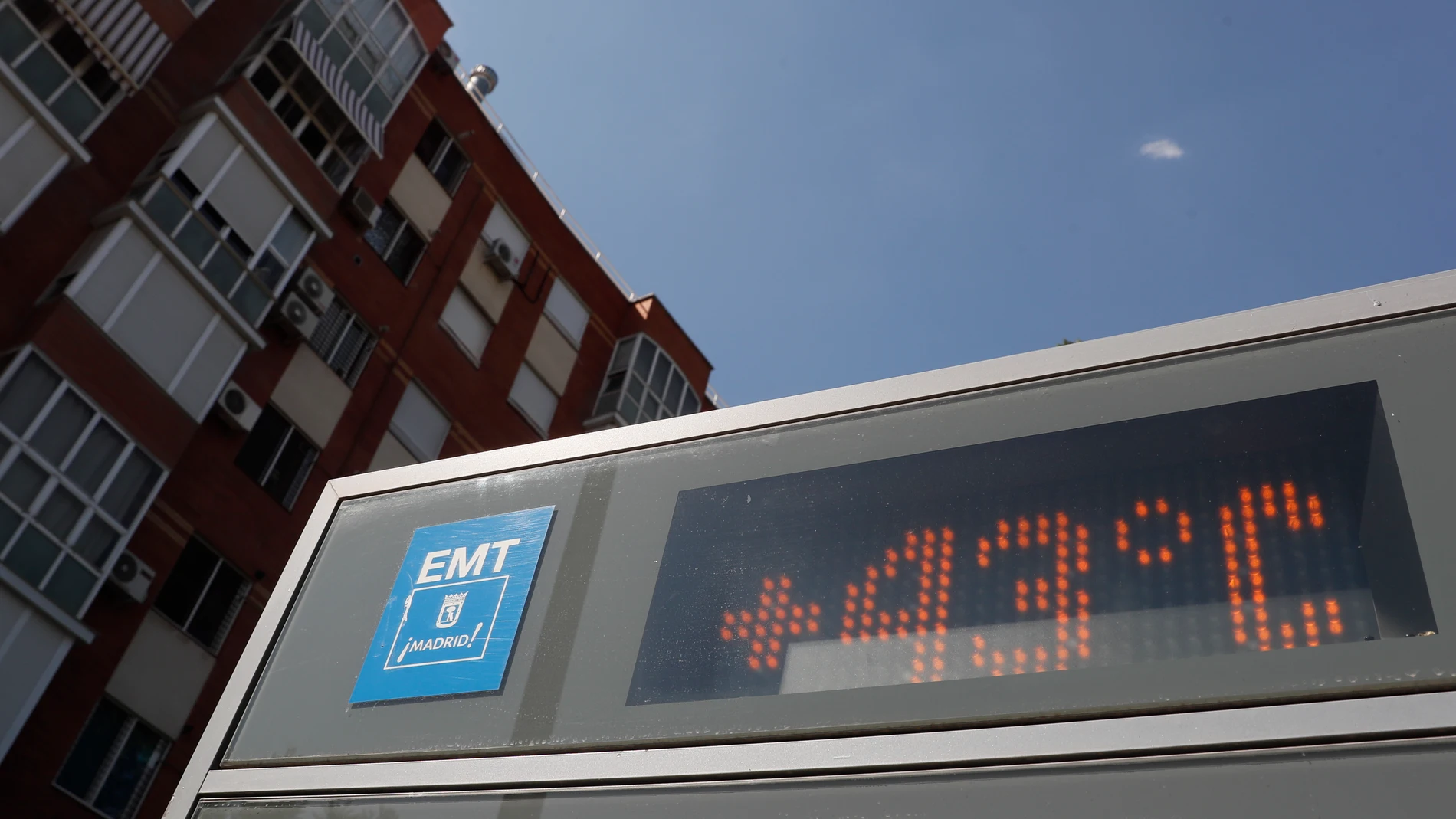 Vista del termómetro de una de las paradas de autobús de EMT en Madrid este agosto