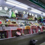 Un estante de frutas en el Mercado Municipal de Pacífico, a 6 de agosto de 2022, en Madrid (España). El encarecimiento de los alimentos básicos pone en el punto de mira la calidad de la nutrición, en un momento en el que la inflación está en el 10,8%. Acorde a la Organización de Naciones Unidas para la Alimentación y la Agricultura (FAO), los precios de los alimentos han alcanzado su mayor nivel desde 1990 a nivel mundial. La pandemia provocada por la Covid-19, la escalada en el precio de la electricidad y los combustibles y la guerra en Ucrania, han sido factores que han repercutido en las estanterías de los supermercados. 06 AGOSTO 2022;MADRID;PRECIOS;ALIMENTOS;COMIDA;IPC;SUBIDA Jesús Hellín / Europa Press 06/08/2022