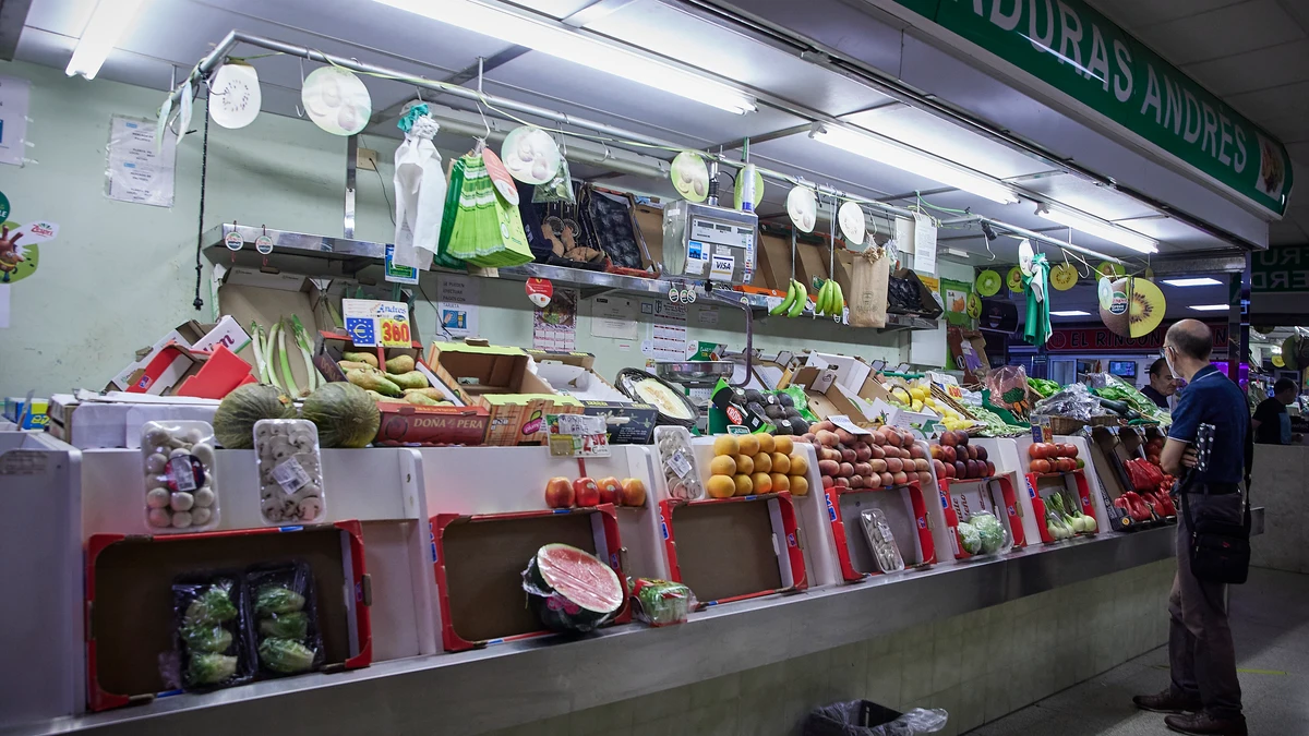 Un estante de frutas en el Mercado Municipal de Pacífico, a 6 de agosto de 2022, en Madrid (España). El encarecimiento de los alimentos básicos pone en el punto de mira la calidad de la nutrición, en un momento en el que la inflación está en el 10,8%. Acorde a la Organización de Naciones Unidas para la Alimentación y la Agricultura (FAO), los precios de los alimentos han alcanzado su mayor nivel desde 1990 a nivel mundial. La pandemia provocada por la Covid-19, la escalada en el precio de la electricidad y los combustibles y la guerra en Ucrania, han sido factores que han repercutido en las estanterías de los supermercados.
06 AGOSTO 2022;MADRID;PRECIOS;ALIMENTOS;COMIDA;IPC;SUBIDA
Jesús Hellín / Europa Press
06/08/2022