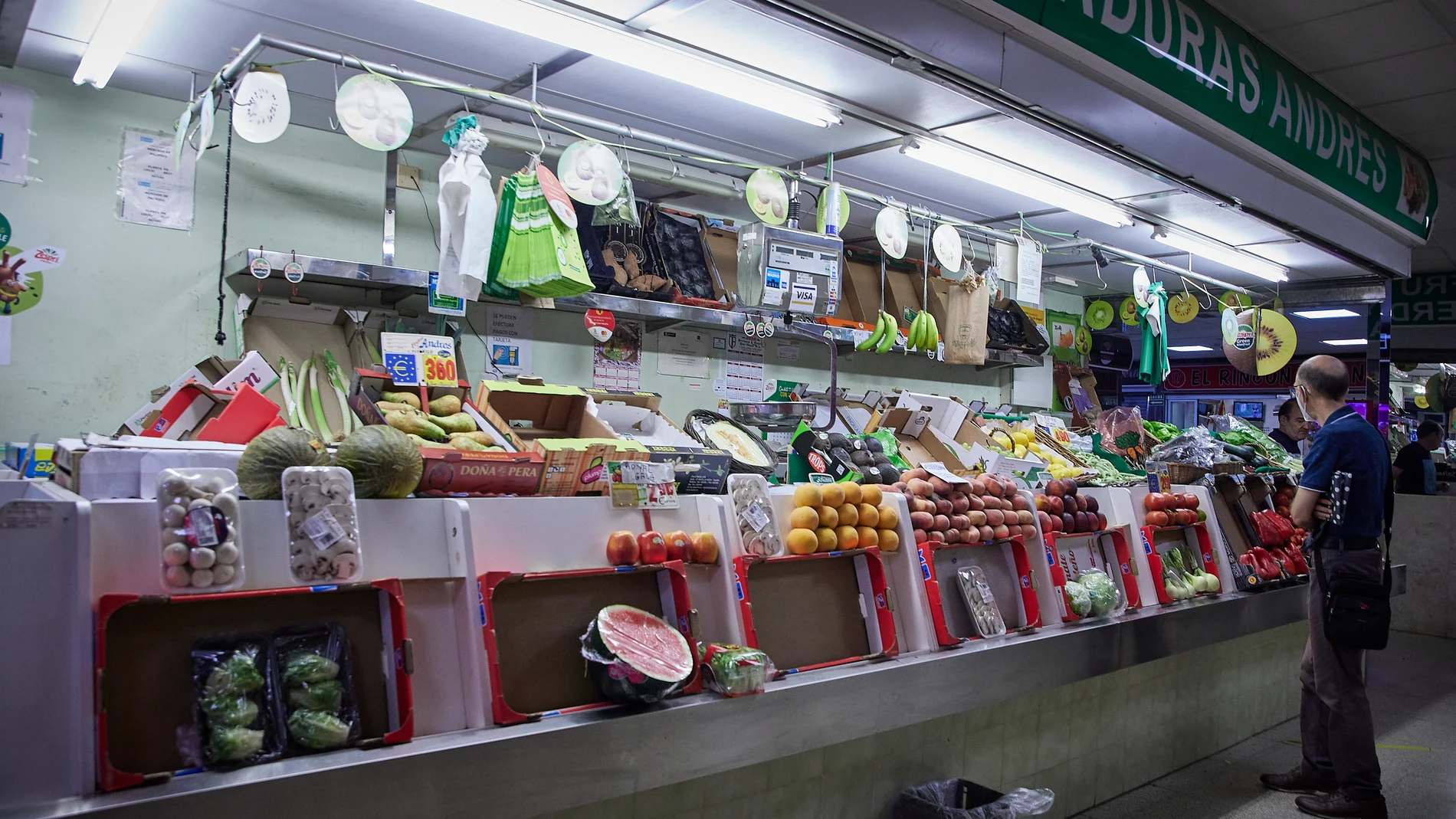 Un estante de frutas en el Mercado Municipal de Pacífico, a 6 de agosto de 2022, en Madrid (España). El encarecimiento de los alimentos básicos pone en el punto de mira la calidad de la nutrición, en un momento en el que la inflación está en el 10,8%. Acorde a la Organización de Naciones Unidas para la Alimentación y la Agricultura (FAO), los precios de los alimentos han alcanzado su mayor nivel desde 1990 a nivel mundial. La pandemia provocada por la Covid-19, la escalada en el precio de la electricidad y los combustibles y la guerra en Ucrania, han sido factores que han repercutido en las estanterías de los supermercados. 06 AGOSTO 2022;MADRID;PRECIOS;ALIMENTOS;COMIDA;IPC;SUBIDA Jesús Hellín / Europa Press 06/08/2022