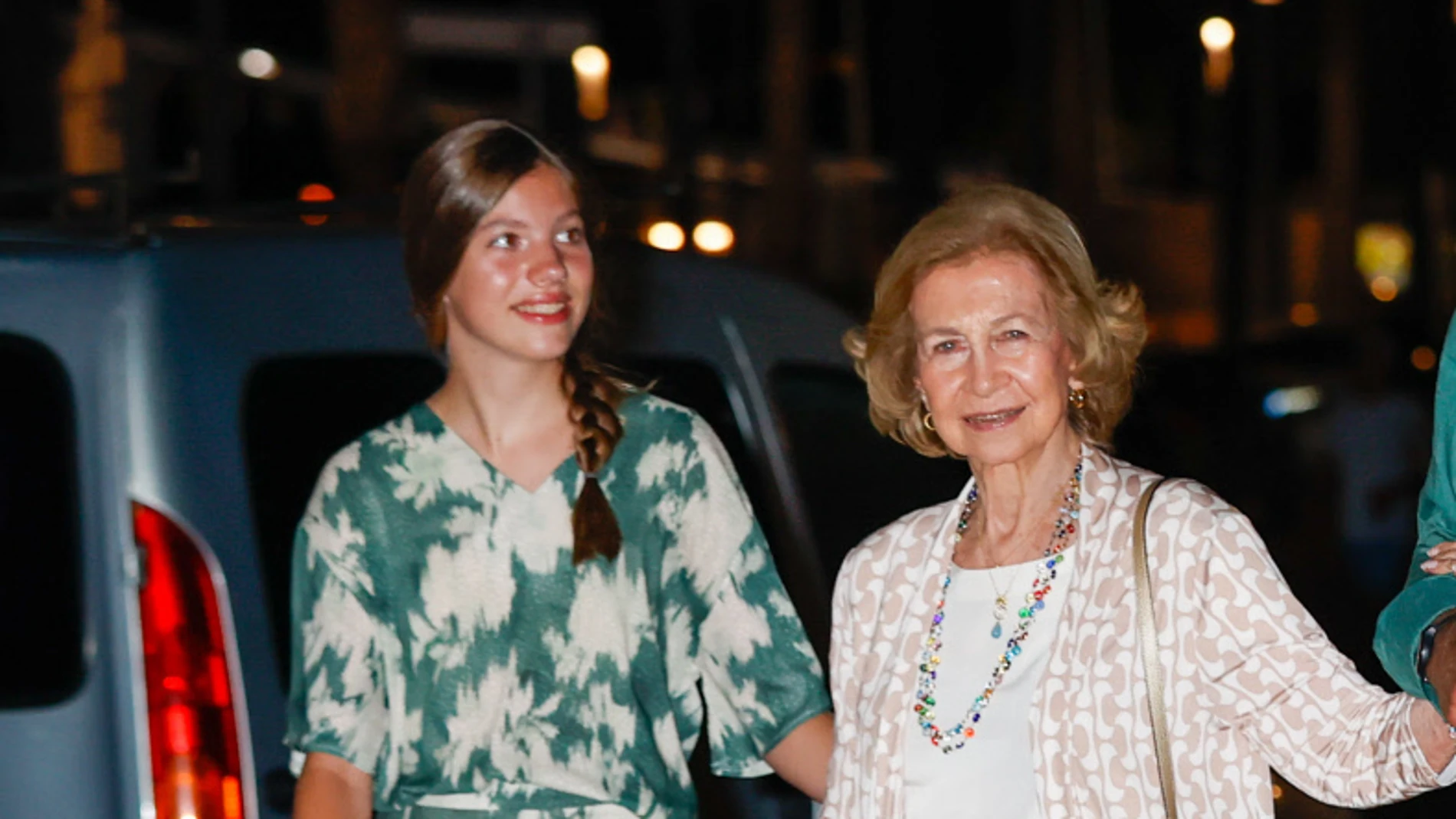 La Infanta Sofía junto a doña Sofía en Mallorca