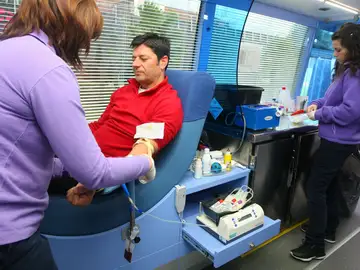 Un joven dona sangre en el autobús de hemodonación de la Junta de Castilla y León en Ponferrada (León). Un joven dona sangre en el autobús de hemodonación de la Junta de Castilla y León en Ponferrada (León).