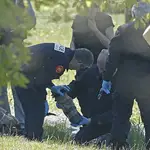 La policía francesa observa las armas encontradas en uno de los zulos cuya localización facilitó ETA en 2017.