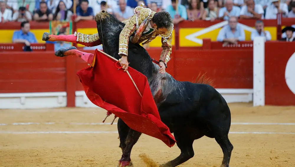 ALICANTE, 07/08/2022.- El diestro madrileño José Tomás, que cortó tres orejas y salió a hombros, tuvo una rotunda actuación ante los cuatro toros que mató en solitario hoy domingo en la plaza de Alicante, donde marcó nuevamente las grandes diferencias de valor y autenticidad que atesora su tauromaquia. EFE / Manuel Lorenzo
