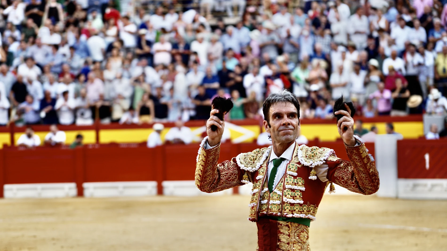José Tomás sale por la Puerta Grande en la plaza de Alicante