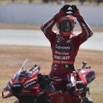 Francesco Bagnaia celebra su triunfo en el GP de Gran Bretaña, en Silverstone