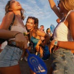Varios jóvenes disfrutan de uno de los conciertos del Festival Arenal Sound de Burriana, en Castellón
