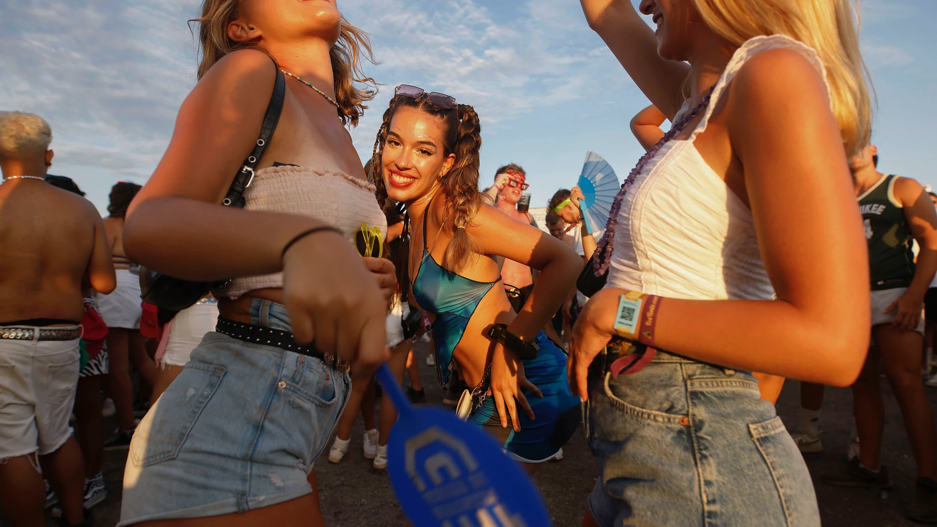 Varios jóvenes disfrutan de uno de los conciertos del Festival Arenal Sound de Burriana, en Castellón