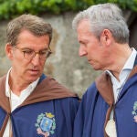 El presidente del Partido Popular, Alberto Núñez Feijóo junto con el presidente de la Xunta, Alfonso Rueda en la LXX edición de la "Festa Do Viño Alvariño" celebrada en Cambados. EFE / Salvador Sas