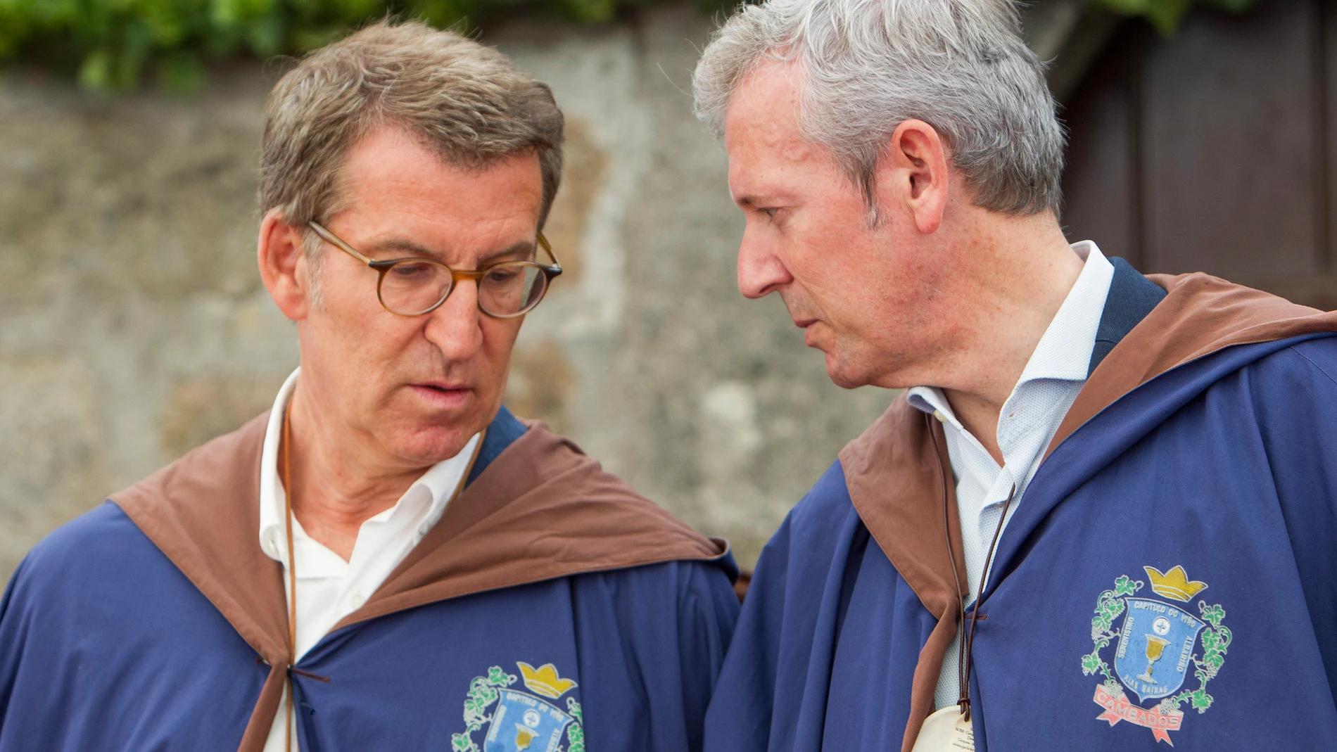El presidente del Partido Popular, Alberto Núñez Feijóo junto con el presidente de la Xunta, Alfonso Rueda en la LXX edición de la "Festa Do Viño Alvariño" celebrada en Cambados. EFE / Salvador Sas