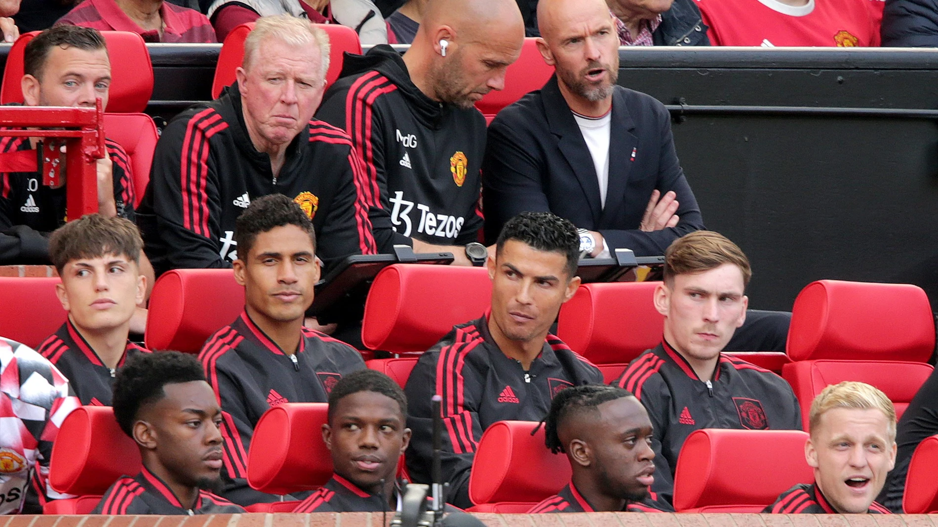 Cristiano Ronaldo, en el banquillo durante el estreno liguero
