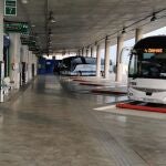 Una pasajera espera que llegue su autobús en la estación de Cádiz