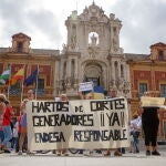 Vecinos de barrios afectados por los cortes de luz se han concentrado este lunes ante el Palacio de San Telmo