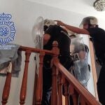 Varios agentes del GOES, en el momento del asalto a la vivienda